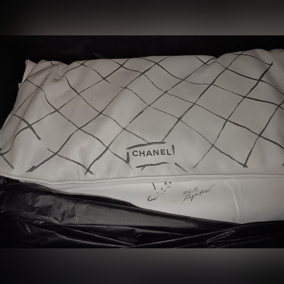 Gorgeous Chanel Black Quilted  Shoulder Bag with Gold Chain 💯Fabulous - Picture 10 of 16